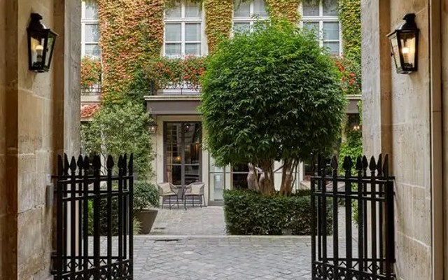 Le Pavillon de la Reine Paris