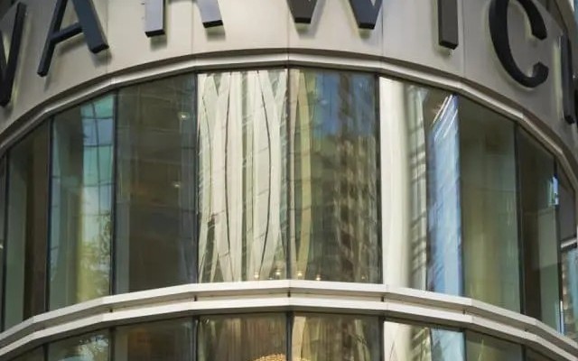 Warwick Le Crystal Montreal